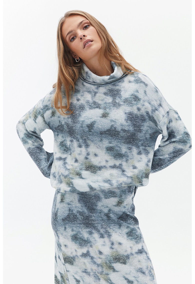 Pulover cu model si guler inalt