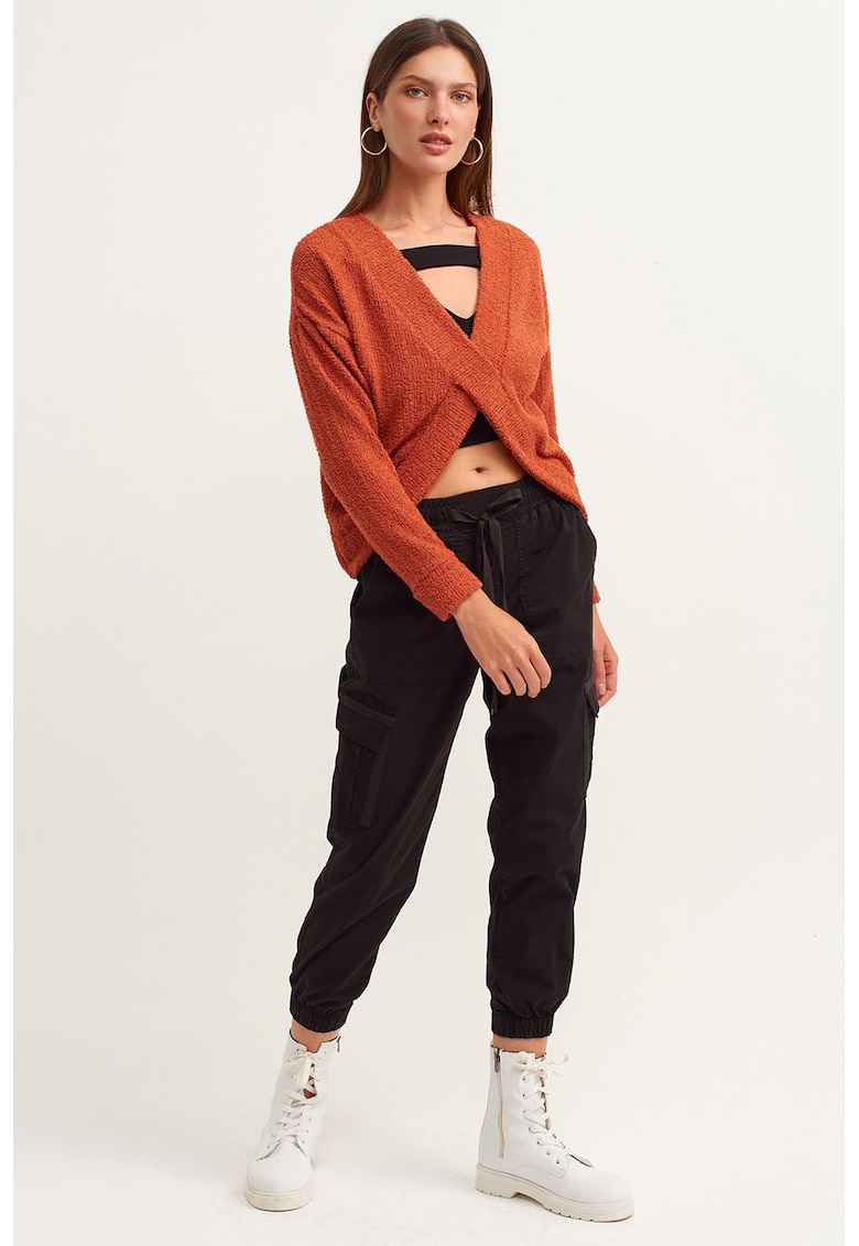 Pulover cu decolteu in V si model rasucit