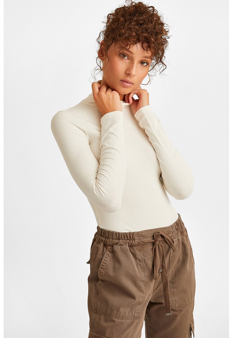 Bluza cu striatii si guler inalt - Crem