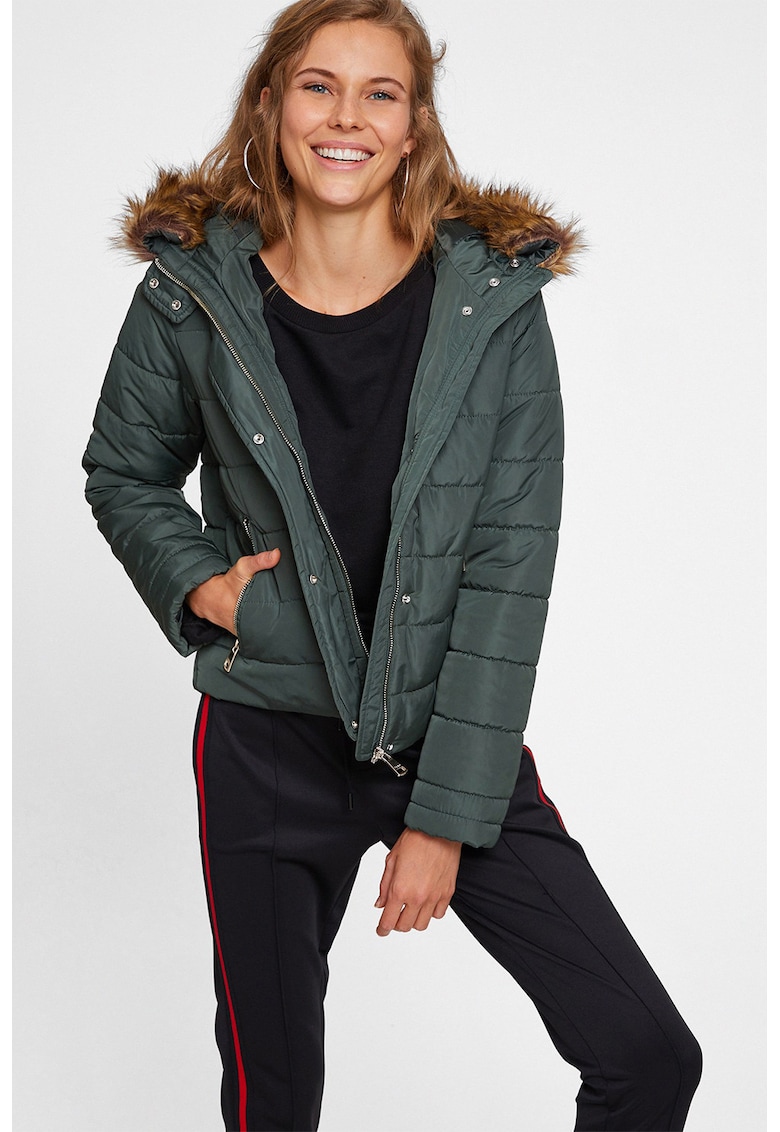 Geaca matlasata cu buzunare cu fermoar