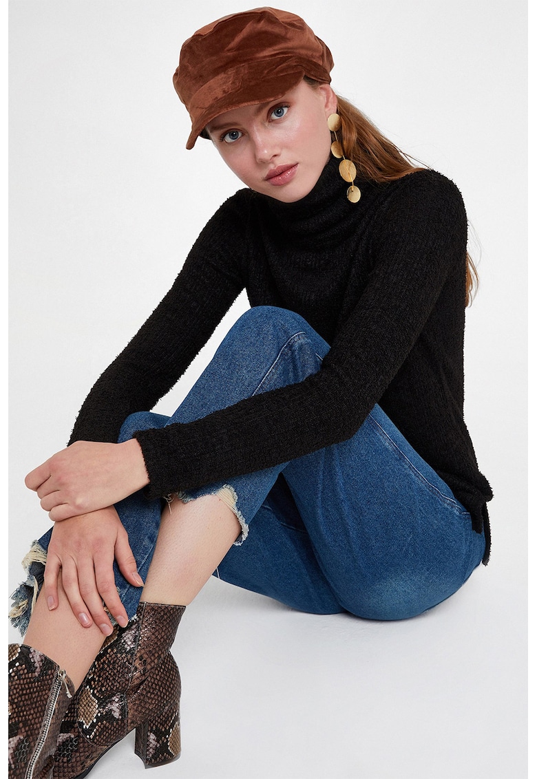 Pulover cu guler inalt si slituri laterale