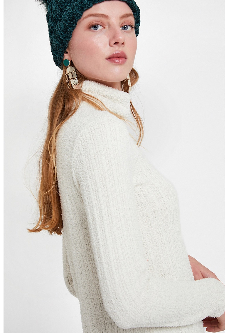 Pulover cu guler inalt si slituri laterale