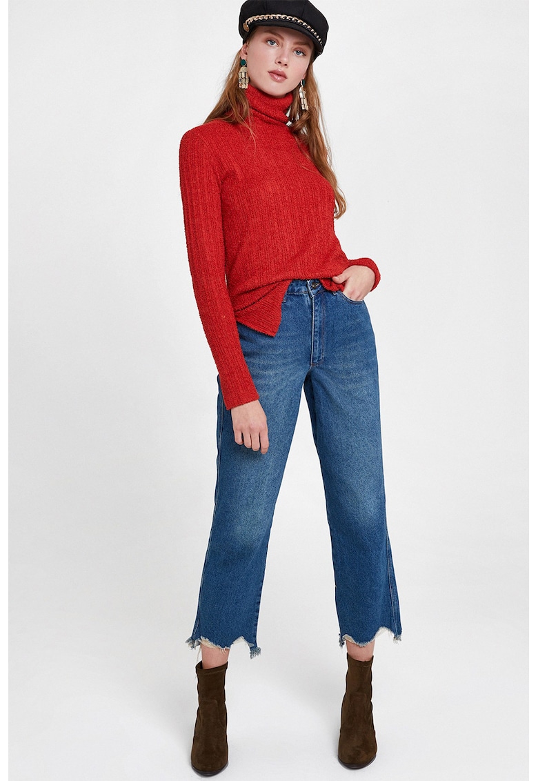 Pulover cu guler inalt si slituri laterale