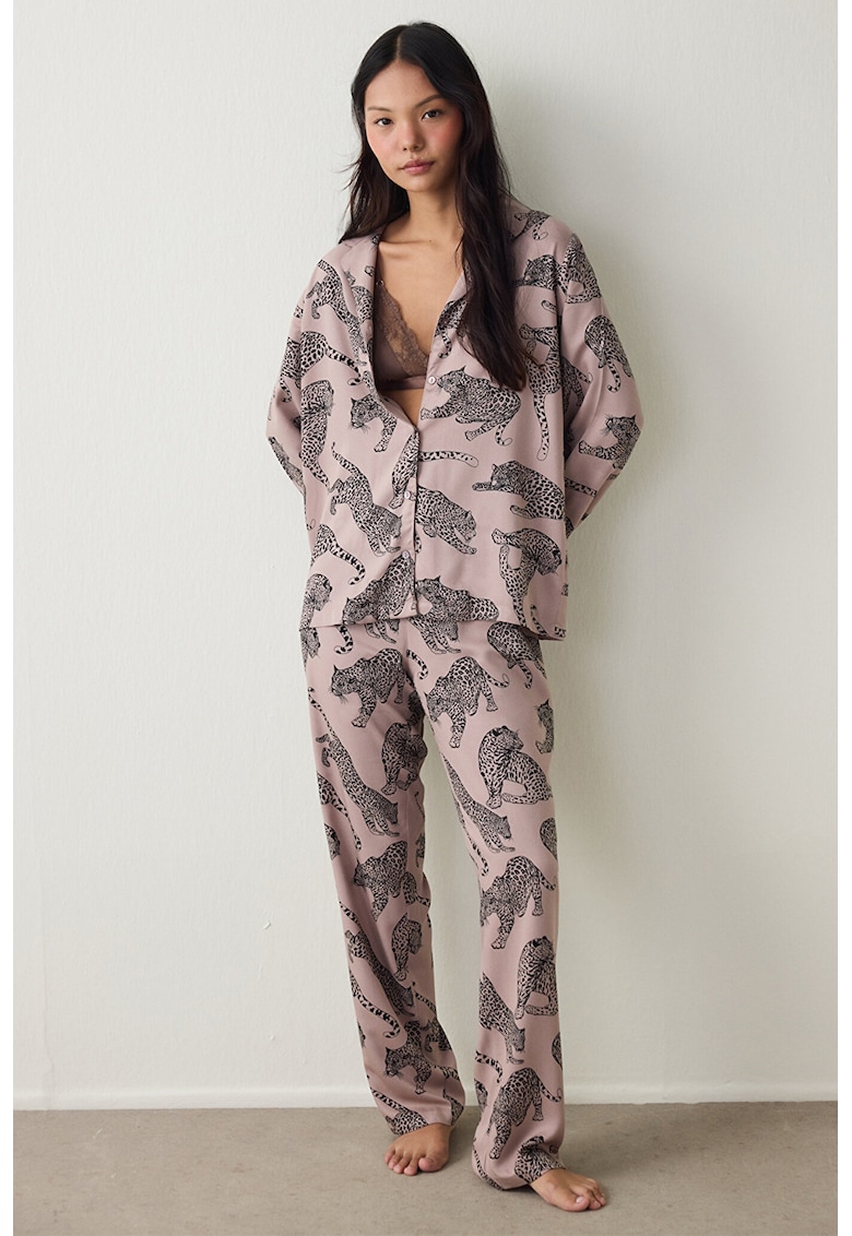 Pijama cu croiala lejera si design grafic