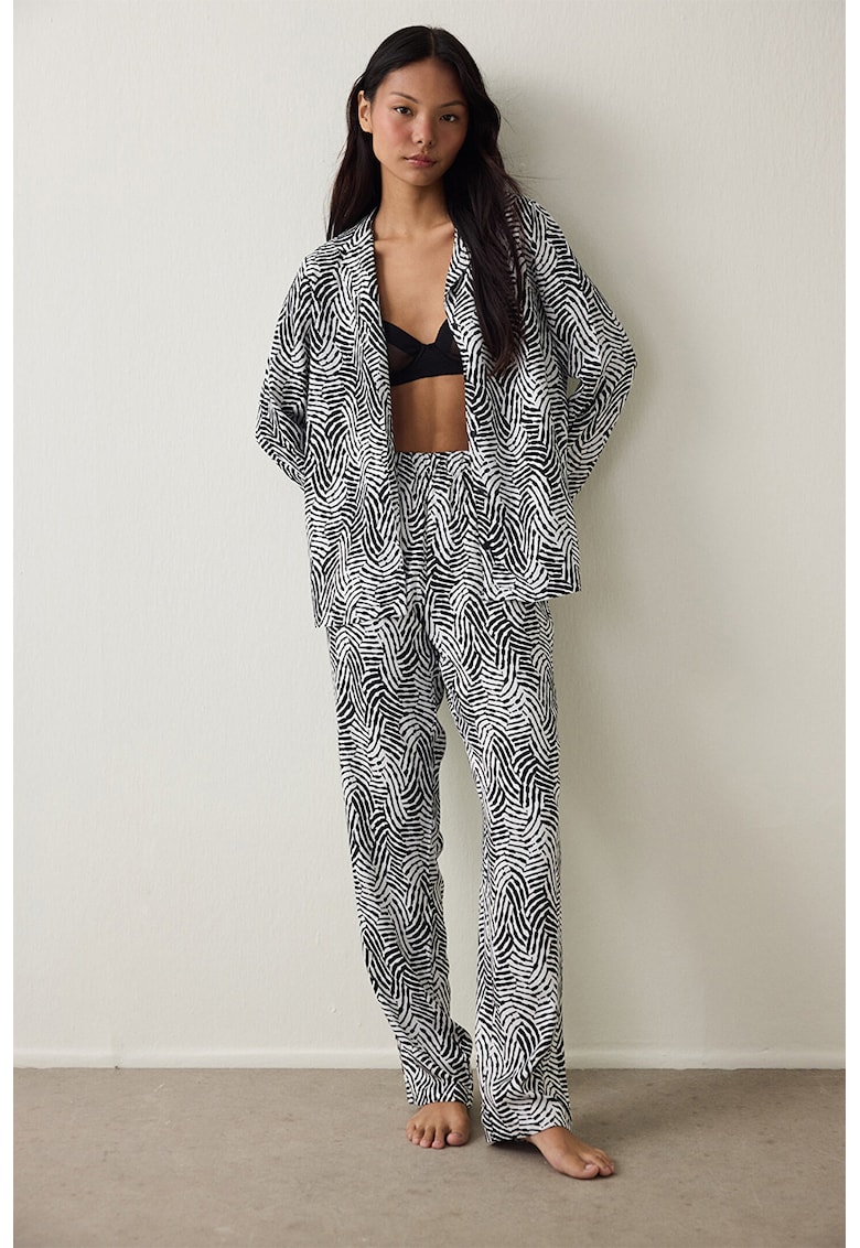 Pijama cu croiala lejera si dungi