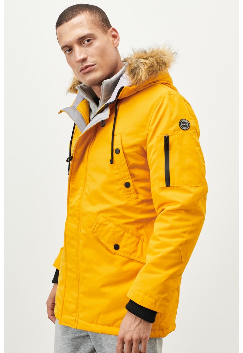 Geaca cu garnitura cu blana sintetica