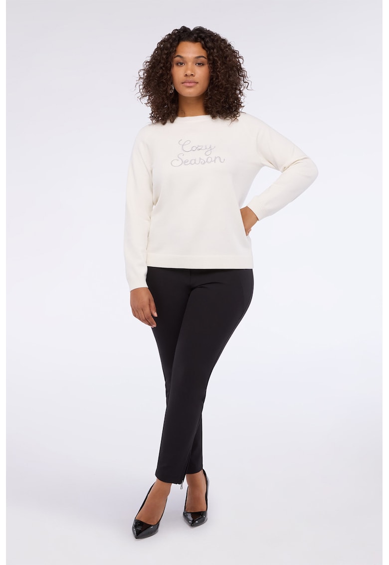 Pulover cu decolteu la baza gatului si mesaj brodat