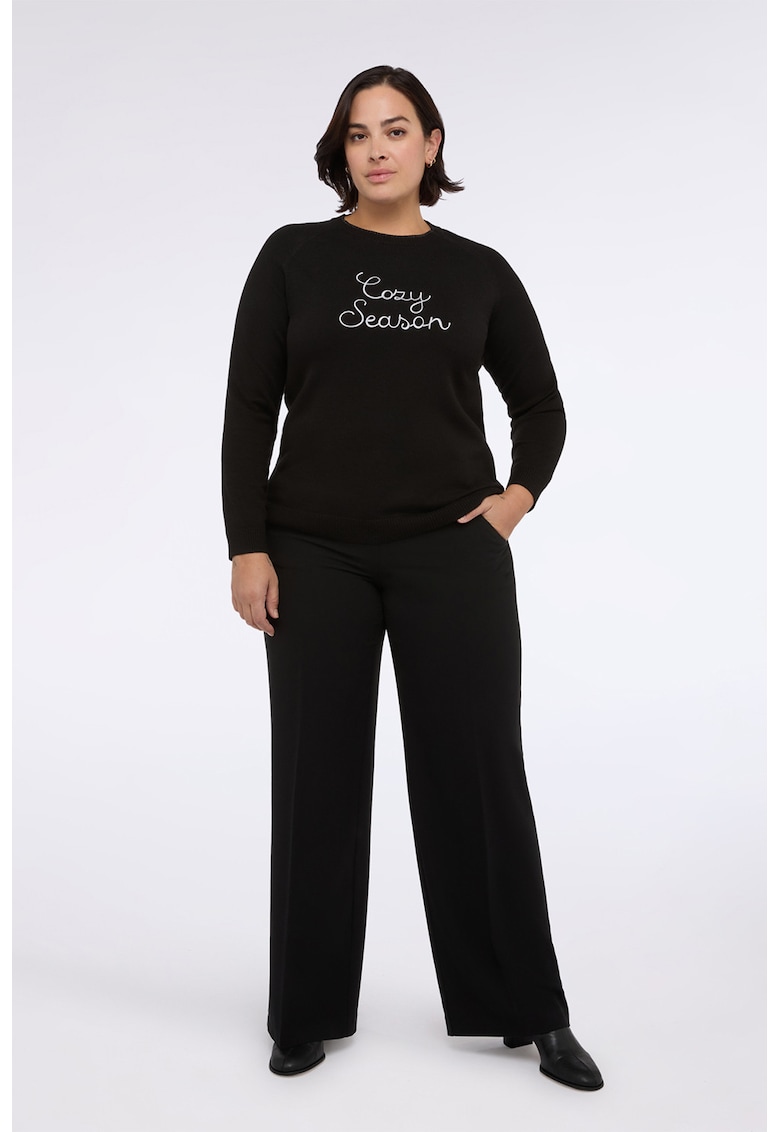 Pulover cu decolteu la baza gatului si mesaj brodat