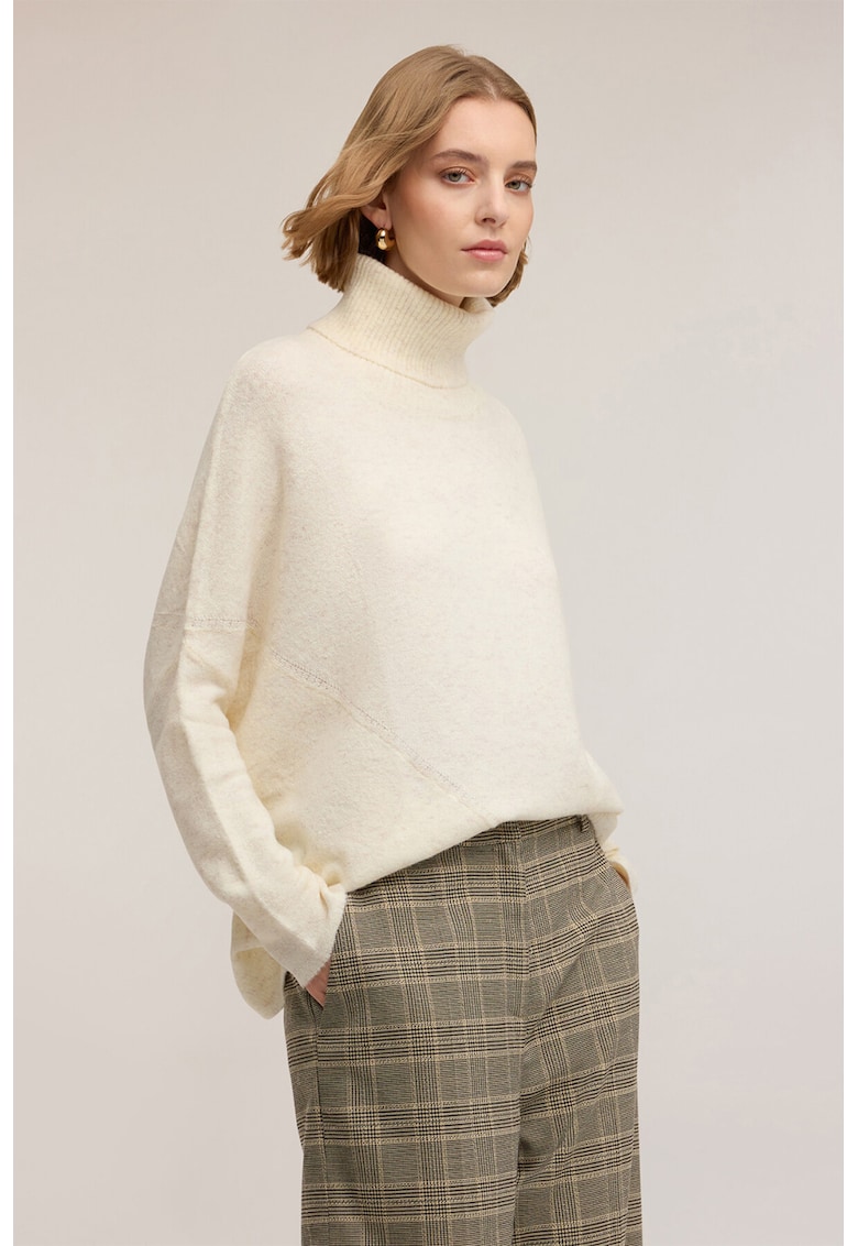 Pulover supradimensionat cu guler inalt