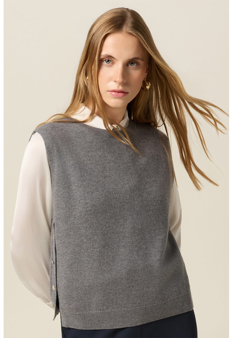 Vesta tricotata din casmir si lana cu decolteu la baza gatului