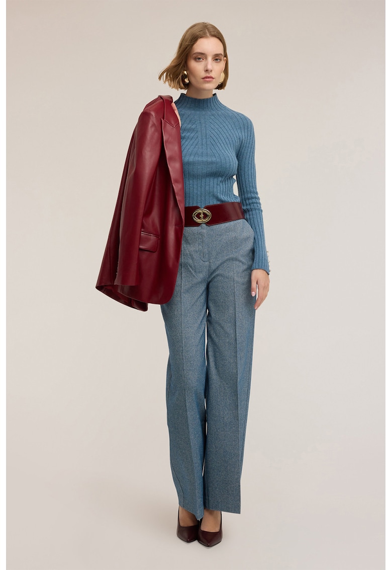 Pantaloni cu croiala ampla si pensa