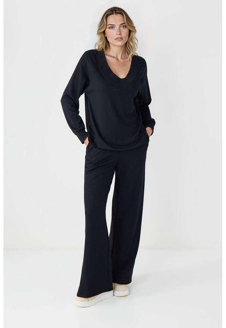 Pantaloni de trening cu croiala ampla si slituri la terminatie - Negru