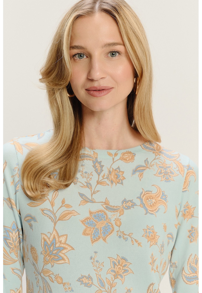 Pulover tricotat fin cu model