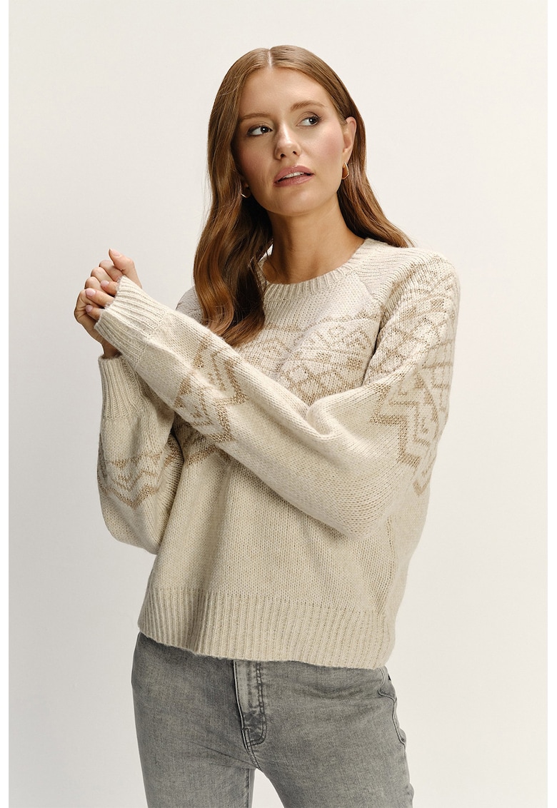 Pulover tricotat cu decolteu la baza gatului