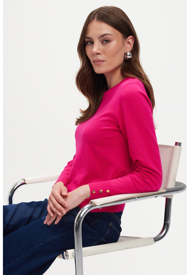 Pulover tricotat fin cu nasturi decorativi pe mansete