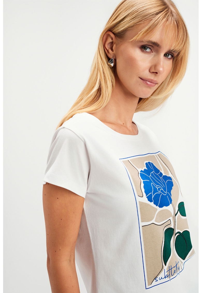 Tricou cu decolteu la baza gatului si imprimeu grafic