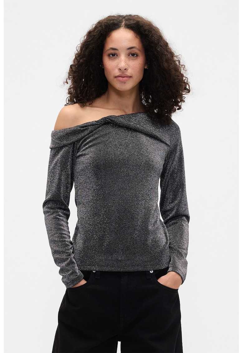 Bluza stralucitoare cu decolteu pe un umar