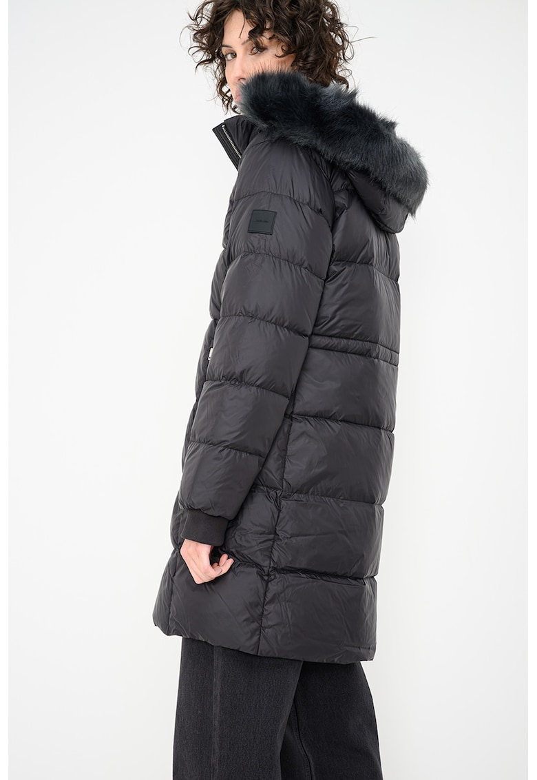 Geaca cu umplutura de puf si finisaj rezistent la apa