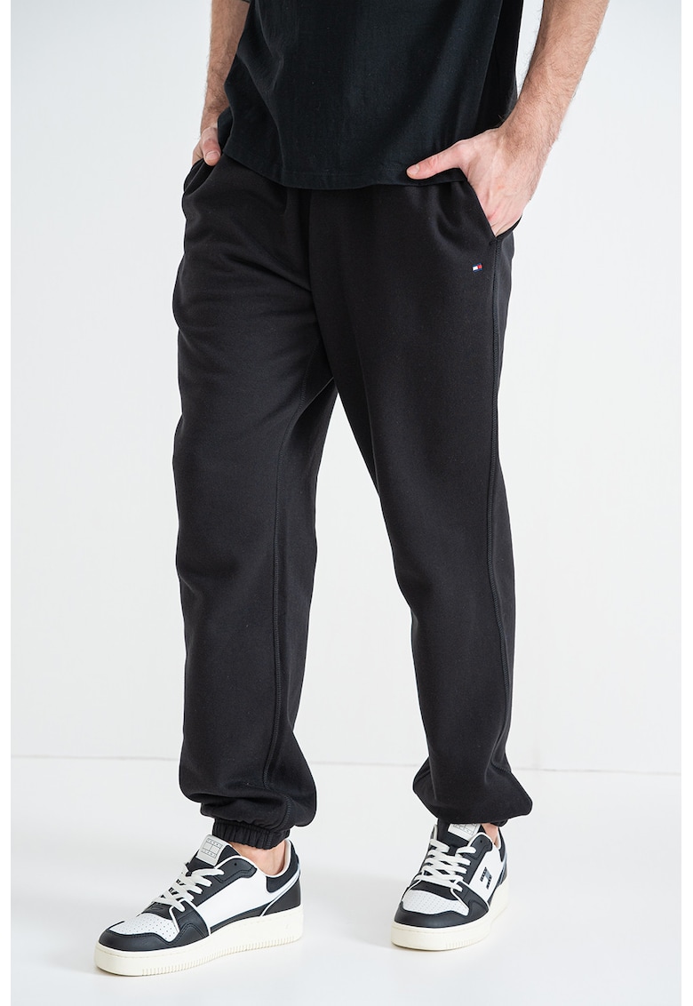 Pantaloni de trening cu croiala regular-fit si buzunare laterale