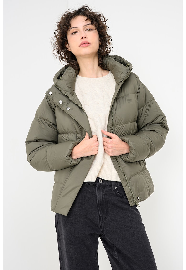 Jacheta cu umplutura de puf si finisaj rezistent la apa