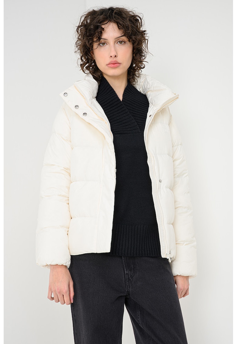 Jacheta cu umplutura de puf si finisaj rezistent la apa
