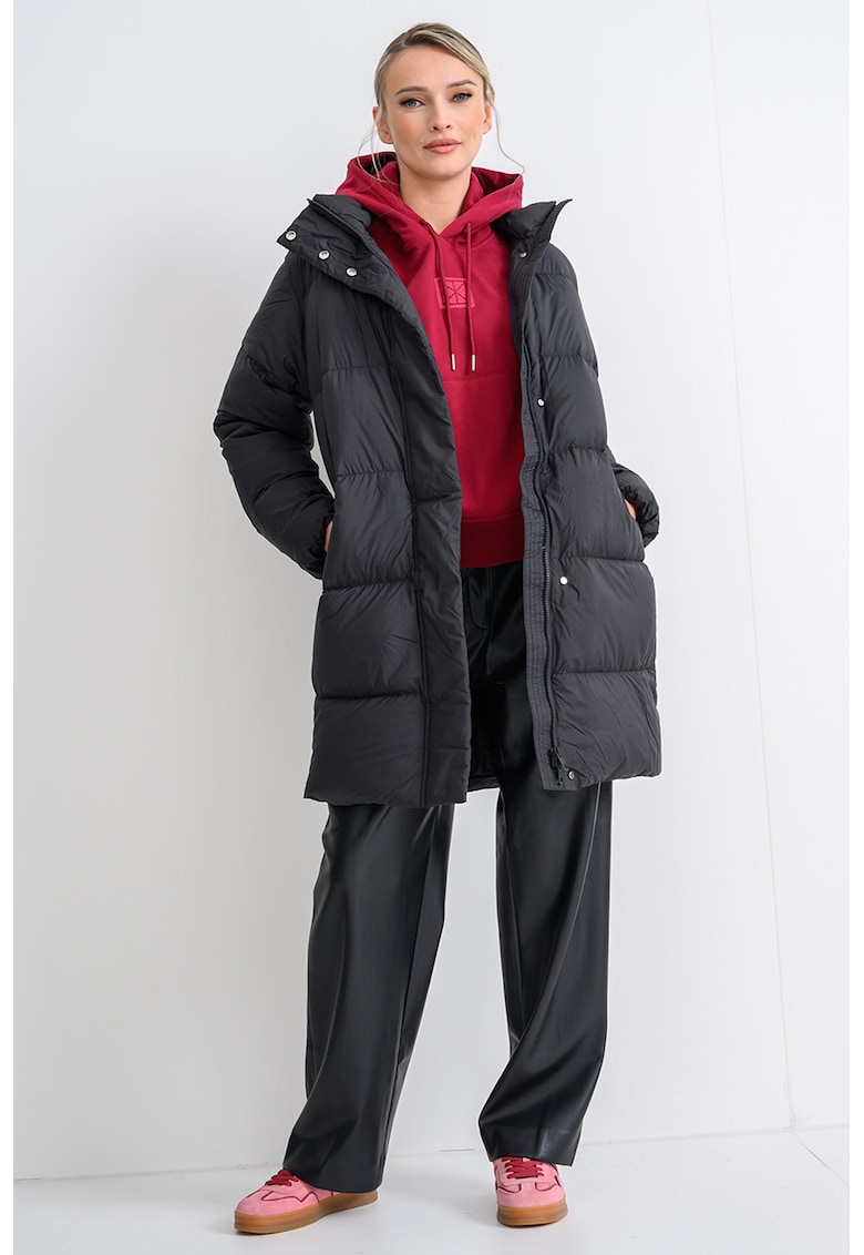 Geaca cu umplutura de puf si finisaj rezistent la apa