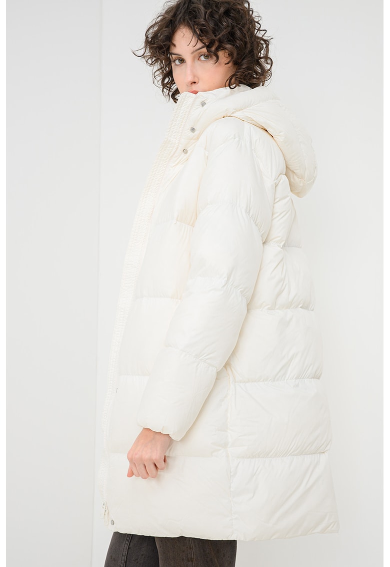 Geaca cu umplutura de puf si finisaj rezistent la apa