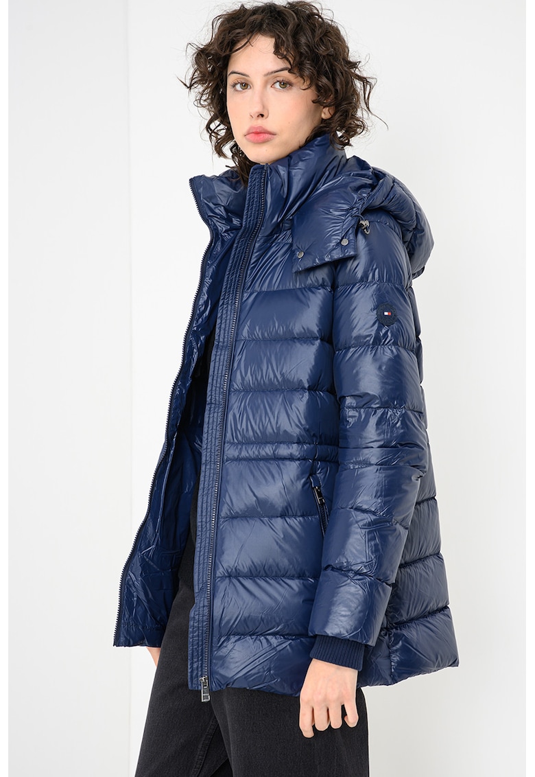 Geaca cu umplutura de puf si finisaj rezistent la apa