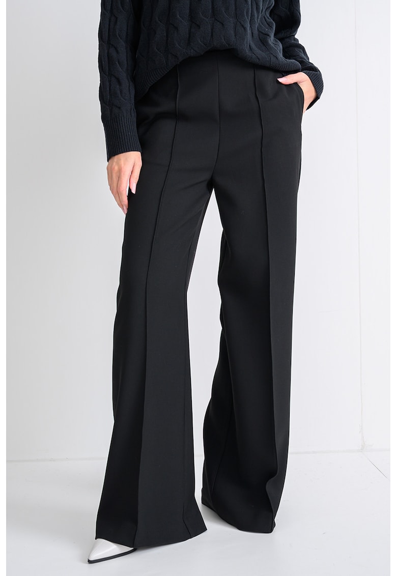 Pantaloni cu croaiala ampla si pensa