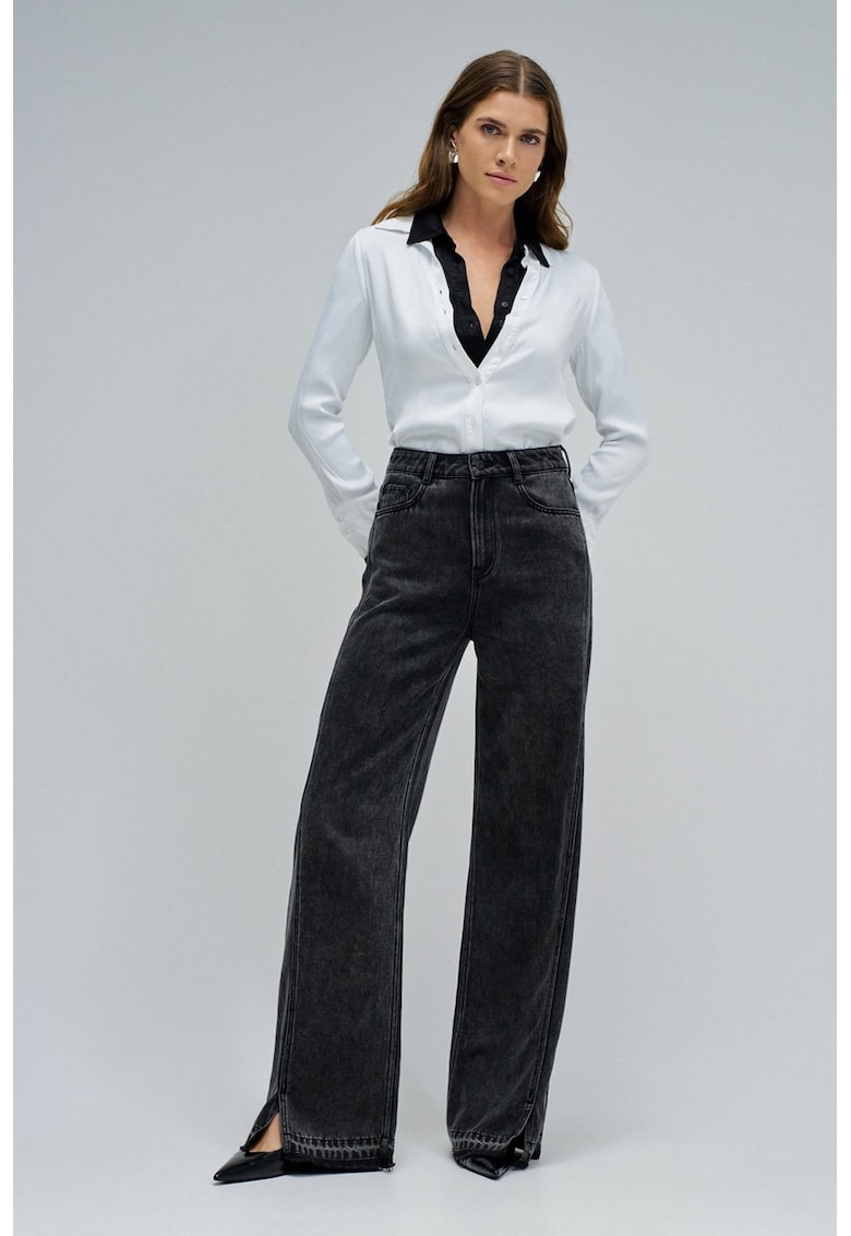 Blugi cu croiala ampla si slituri laterale