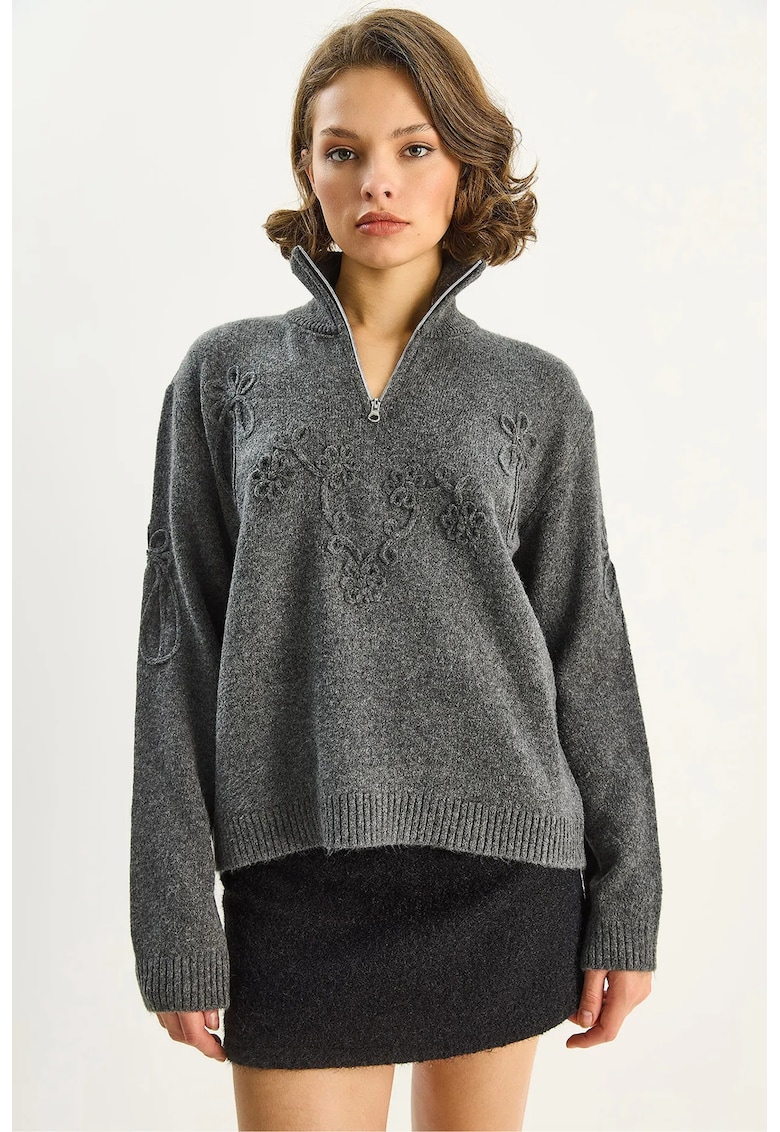 Pulovere - Femei - Pulover tricotat LUCCI cu detalii brodate si guler cu fermoar - Gri carbune -