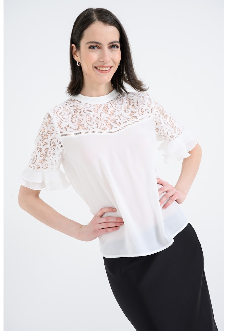 Bluza lejera cu garnituri din dantela