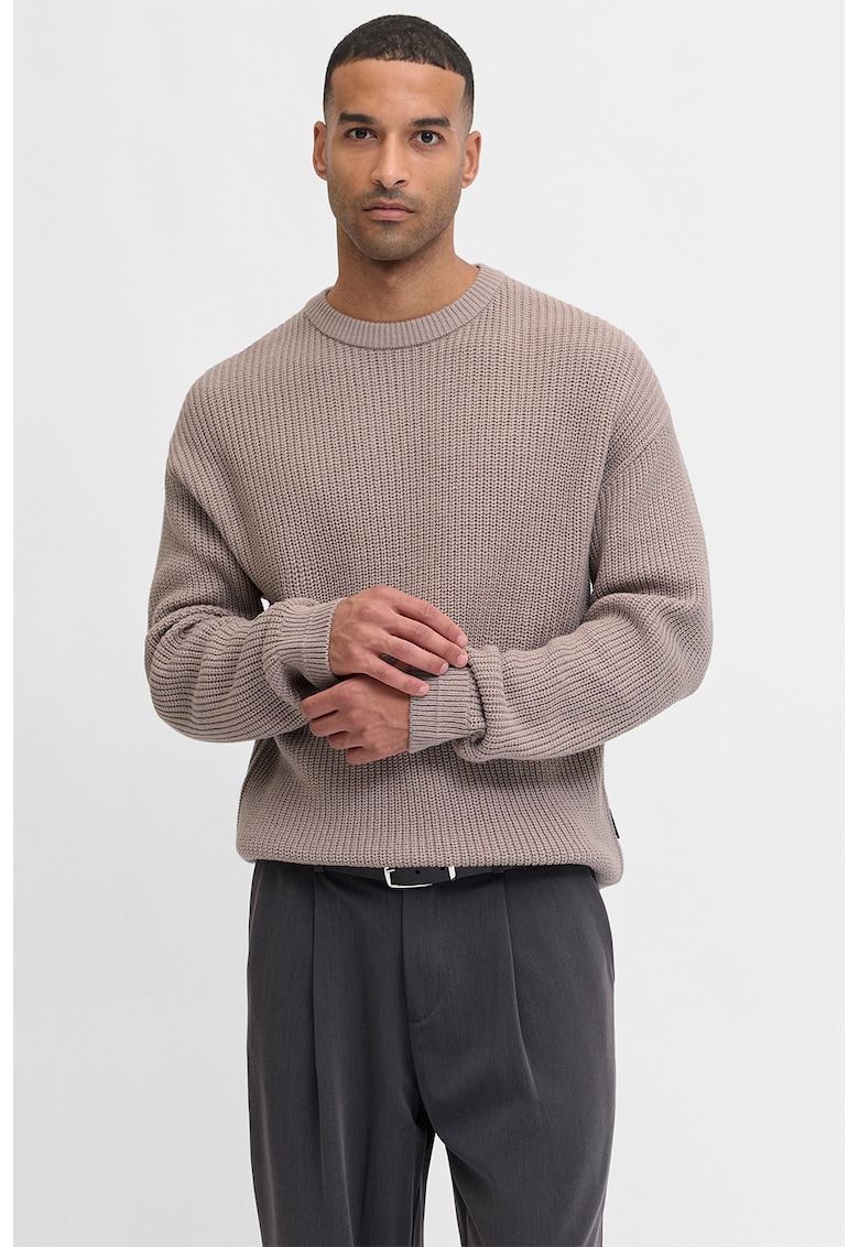 Pulover cu maneci cazute si decolteu la baza gatului