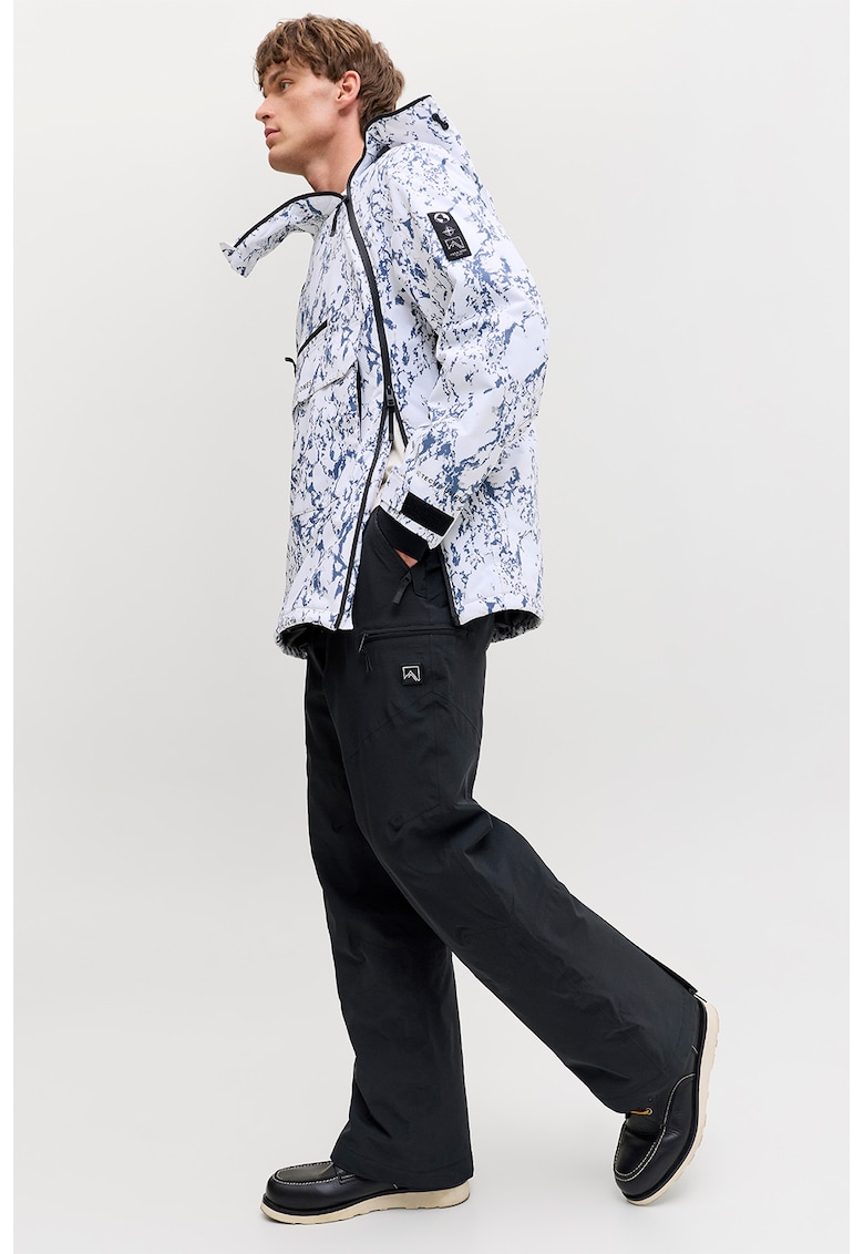 Pantaloni impermeabili adecvati pentru sporturile de iarna