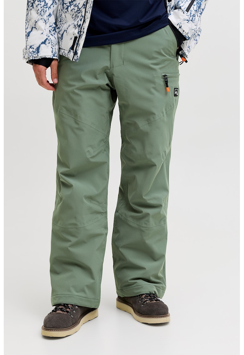 Pantaloni impermeabili adecvati pentru sporturile de iarna