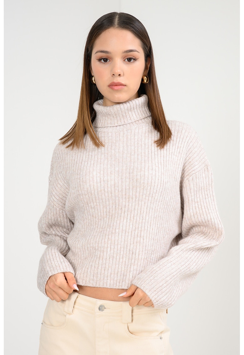 Pulover tricotat cu guler inalt si maneci cazute