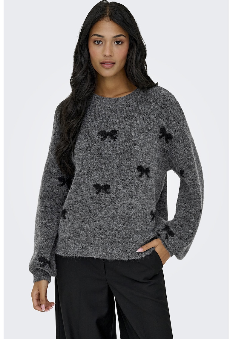 Pulover cu model si decolteu la baza gatului