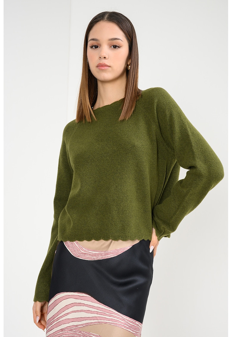 Pulover tricotat fin cu terminatii valurite