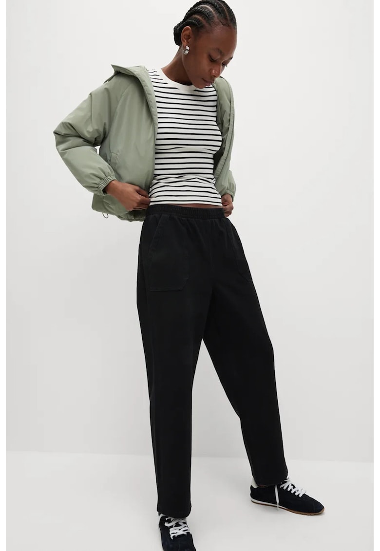 Pantaloni de trening crop cu croiala conica - Negru stins