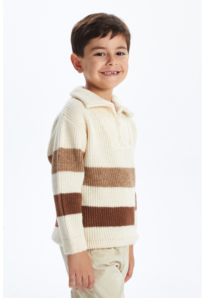 Pulover cu fenta cu fermoar si model in dungi - Maro/Crem