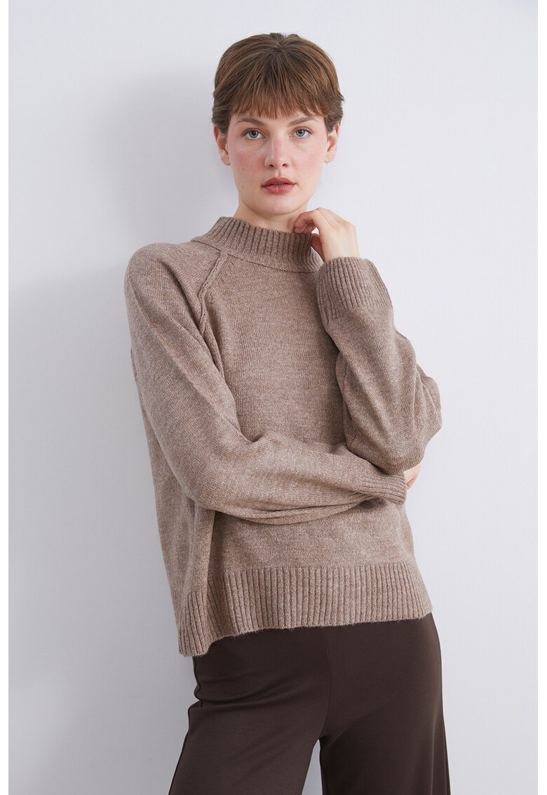 Pulover cu guler scurt si maneci raglan - Maro stins