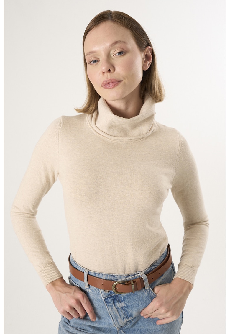 Pulover tricotat fin cu guler inalt