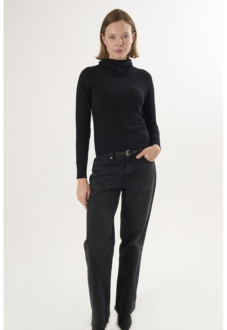 Pulover tricotat fin cu guler inalt