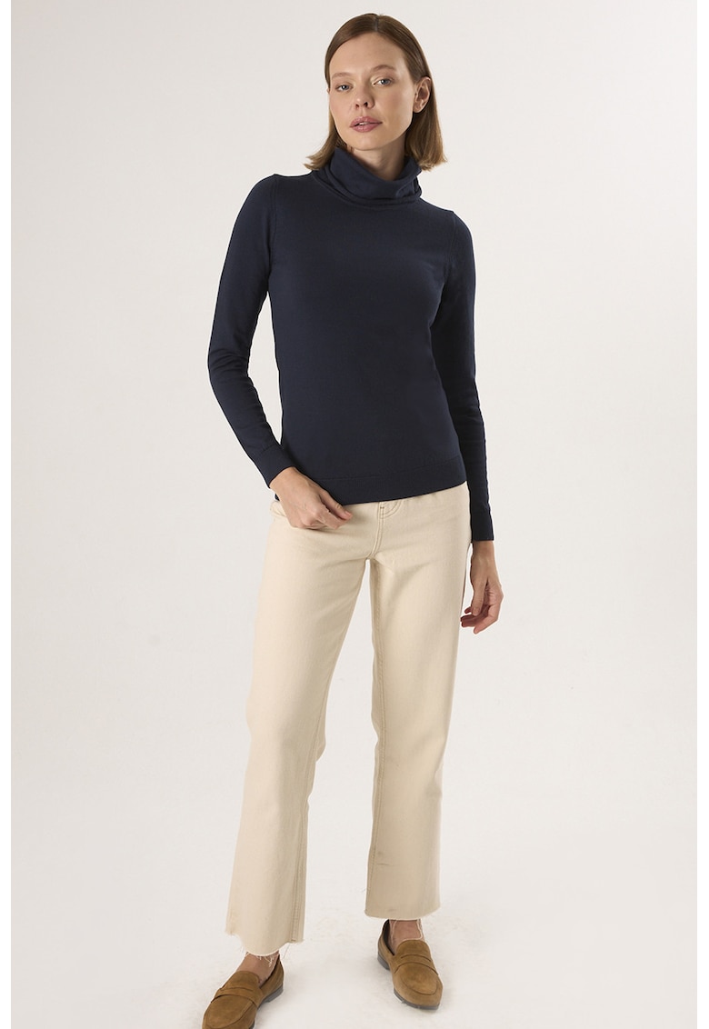 Pulover tricotat fin cu guler inalt