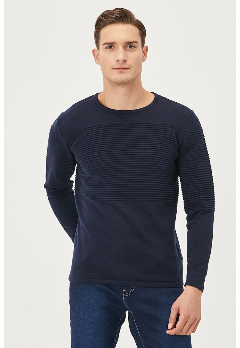 Pulover cu decolteu la baza gatului si detalii striate