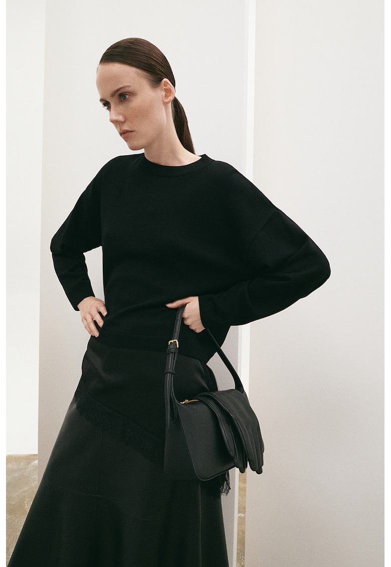 Puloiver cu decolteu la baza gatului si detaliu din satin - Negru