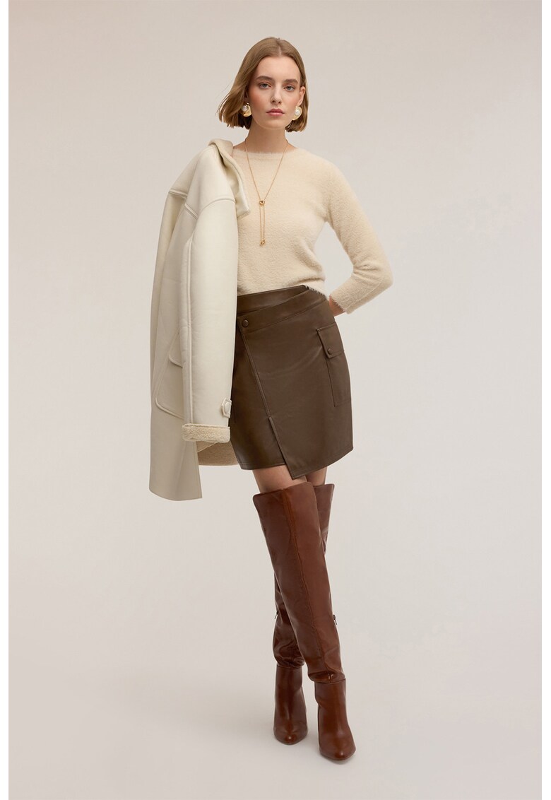 Pulover pufos cu decolteu la baza gatului - Bej deschis