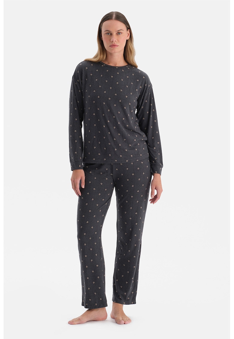 Pijama cu decolteu la baza gatului si model