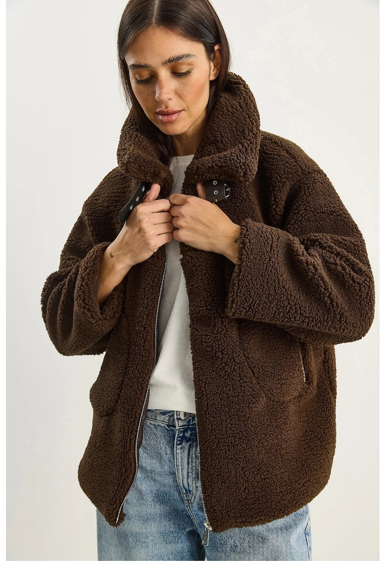 Geaca matlasata supradimensionata tricotata din plus - inchisa cu fermoar - maro mocca inchis