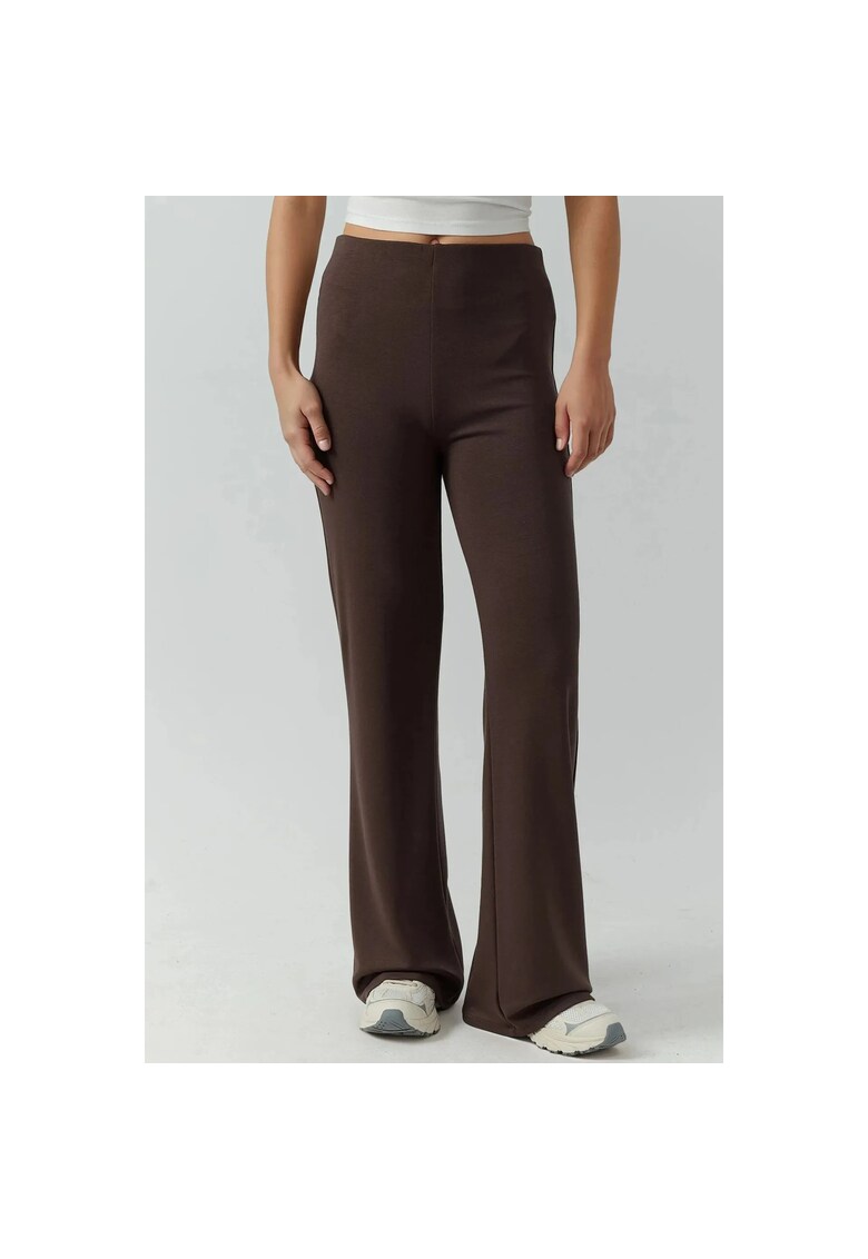 Pantaloni sport dama - croiala lejera - picior drept - maro cafea - textil